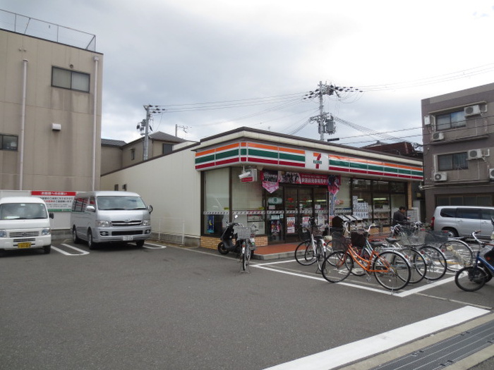 コンビニ　セブンイレブン摂津香露園店（コンビニ）まで110m