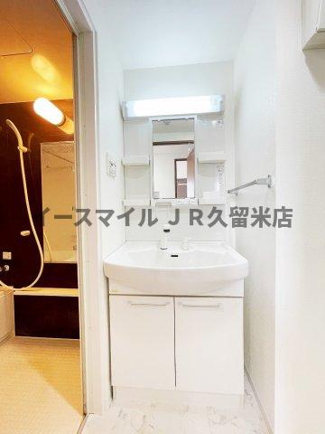 洗面設備　独立洗面台、朝の身支度には欠かせません