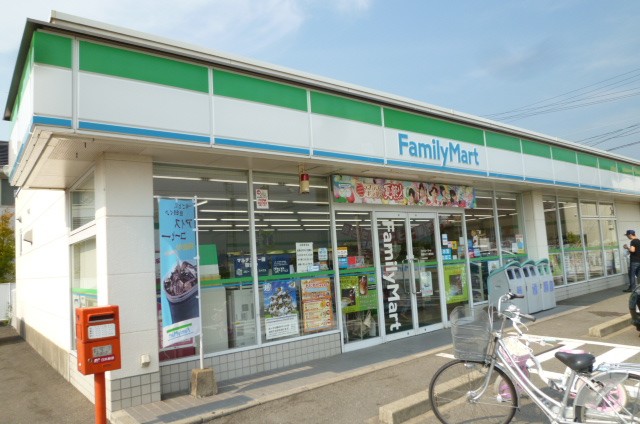 コンビニ　ファミリーマート 鳥栖弥生が丘店（コンビニ）まで486m
