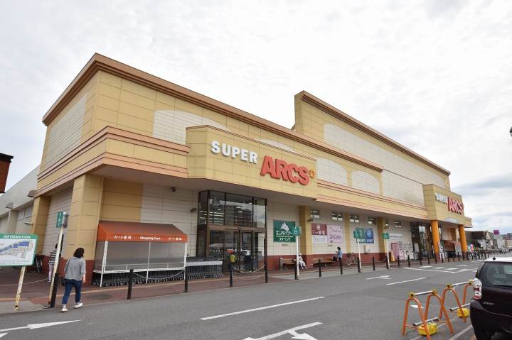 スーパー　（株）道南ラルズ／スーパーアークス港町店（スーパー）まで588m