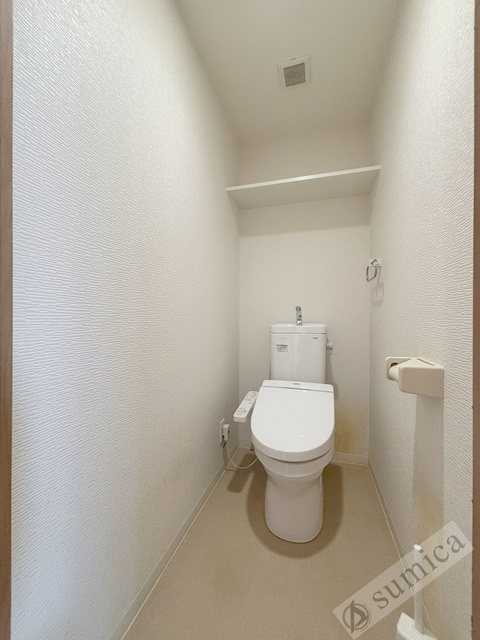 トイレ　人気アイテムの温水洗浄便座。清潔感のあるトイレです。