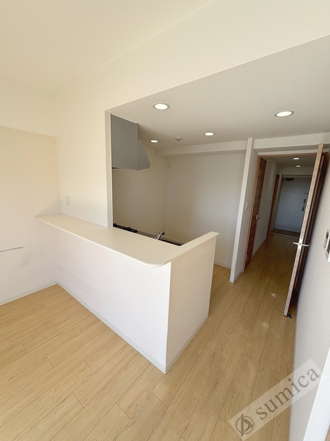 居室・リビング　内装は白を基調として建具とキッチンがグッと映えてます＾＾
