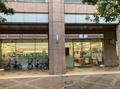 コンビニ　セブンイレブン港区三田1丁目店（コンビニ）まで80m