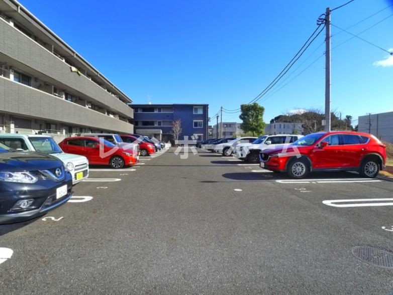 駐車場　車をお持ちの方に嬉しい駐車場付きの物件です