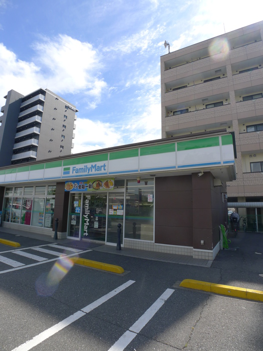 コンビニ　ファミリーマート（コンビニ）まで530m