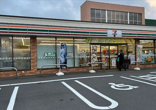 コンビニ　セブンイレブン札幌里塚緑ケ丘店（コンビニ）まで597m