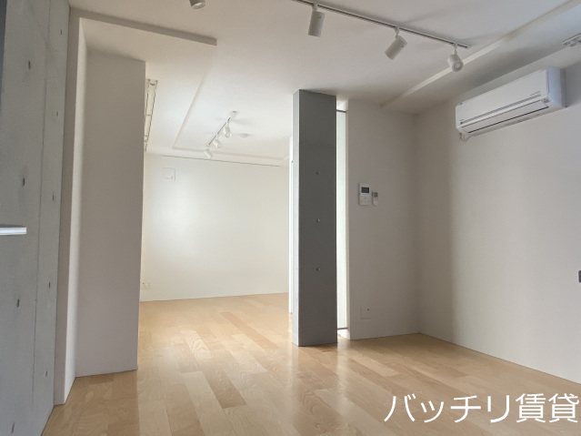 居室・リビング　画像は別号室の為、現状優先になります。