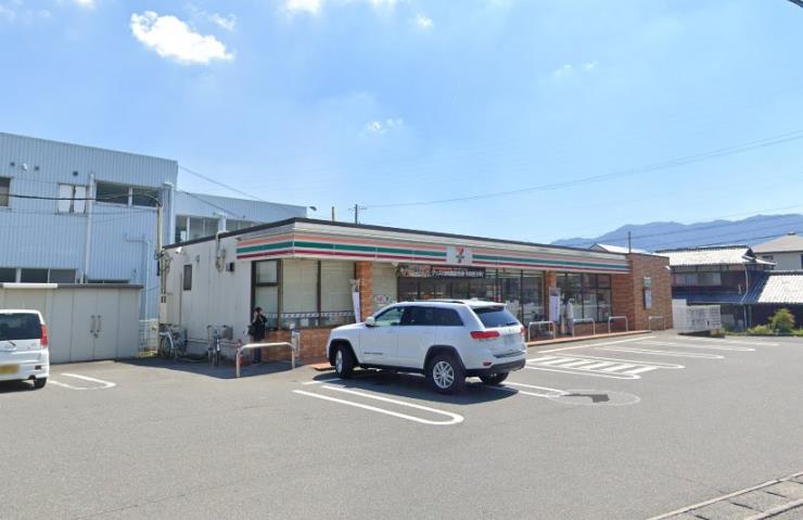 コンビニ　セブンイレブン（コンビニ）まで740m