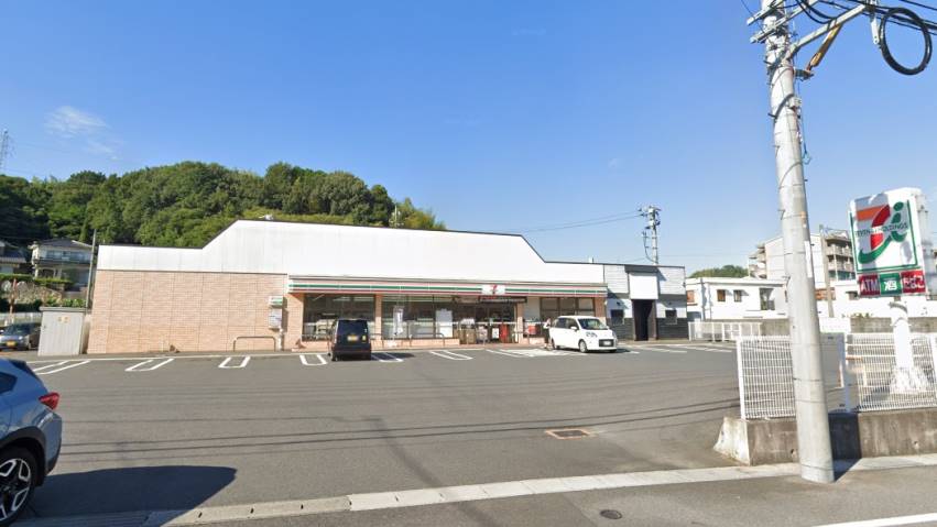 コンビニ　セブンイレブン（コンビニ）まで889m