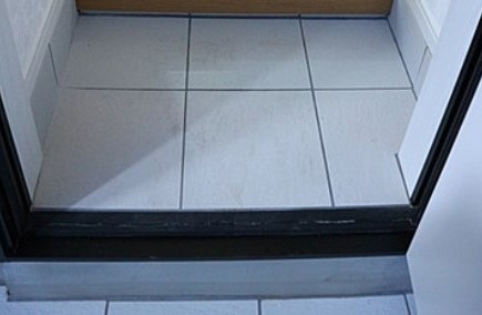 玄関　同施工参照