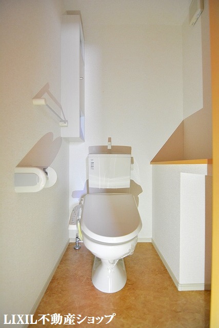 トイレ　収納のある温水洗浄便座付のトイレです。