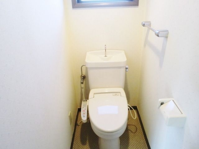 トイレ　★窓付きで明るいトイレです★