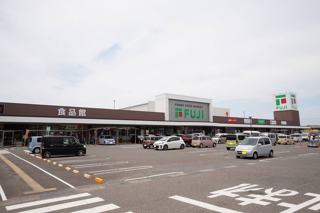 スーパー　フジ安城寺店（スーパー）まで654m