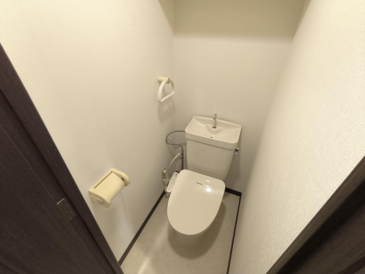 トイレ　同じ間取りの別部屋の写真です。