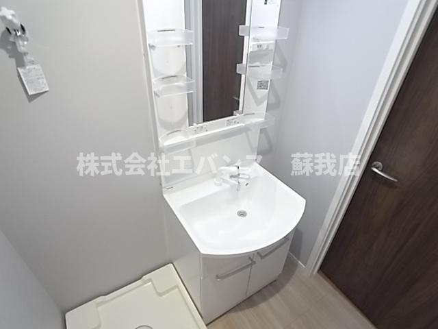 洗面設備　独立洗面台、小物を置くことができて便利です