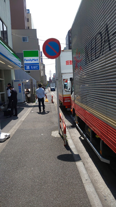 コンビニ　ファミリーマート 新横浜店（コンビニ）まで620m