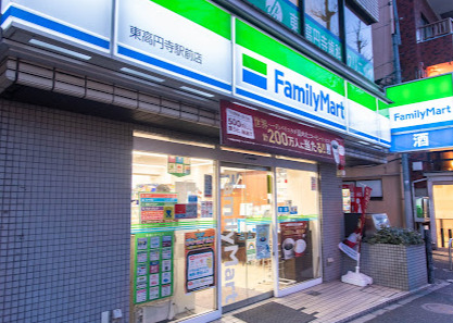 コンビニ　ファミリーマート 東高円寺駅前店（コンビニ）まで56m