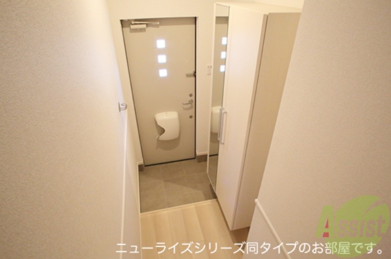 玄関　建築中の同タイプのお写真を使用しております。
