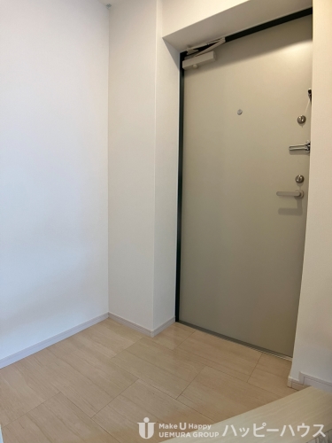 玄関　同物件の反転タイプのお部屋のお写真です。現況優先でお願いしま