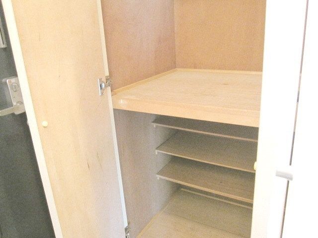 収納　★玄関に下駄箱とクローゼットの収納があります★