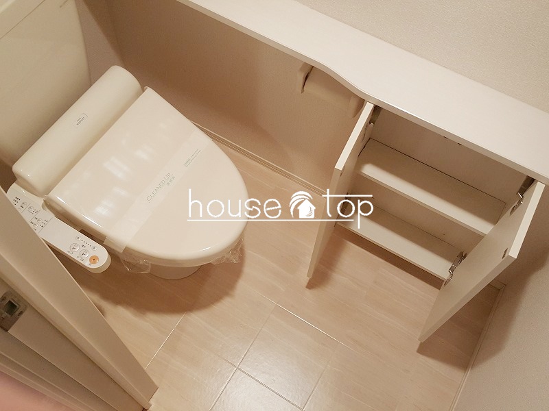 トイレ　ウォシュレット付き！収納棚もあるので収納豊富！
