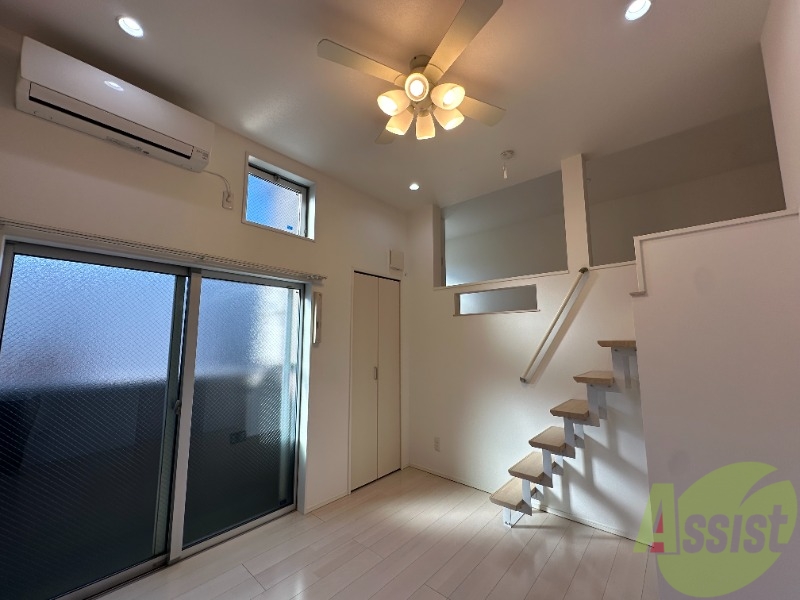 居室・リビング　デザイナーズ物件なのでステキなお部屋ですね。