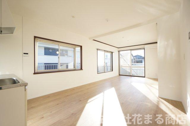 居室・リビング　リノベーションしているので、室内大変綺麗です！ 物件、駅でお