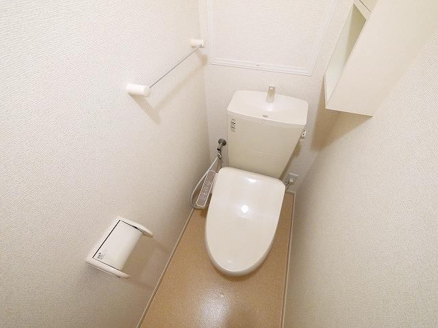 トイレ　落ち着いた色調のトイレです