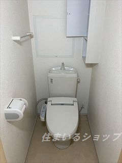 トイレ　シャワートイレ・収納あり