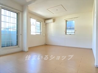 居室・リビング　窓が多く明るい角部屋・エアコンあり