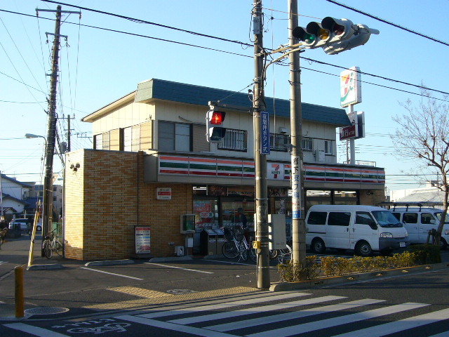 コンビニ　セブンイレブン（コンビニ）まで277m