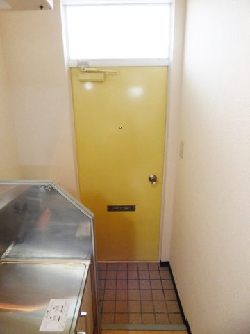 玄関　※写真は他号室です