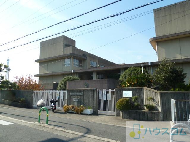 小学校　茨木市立西河原小学校（小学校）まで986m