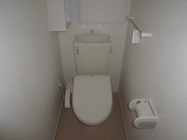 トイレ　参考写真（同型モデル）