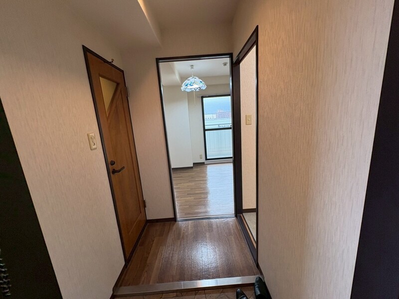 玄関　玄関を一歩入ると・・・こんな感じです。