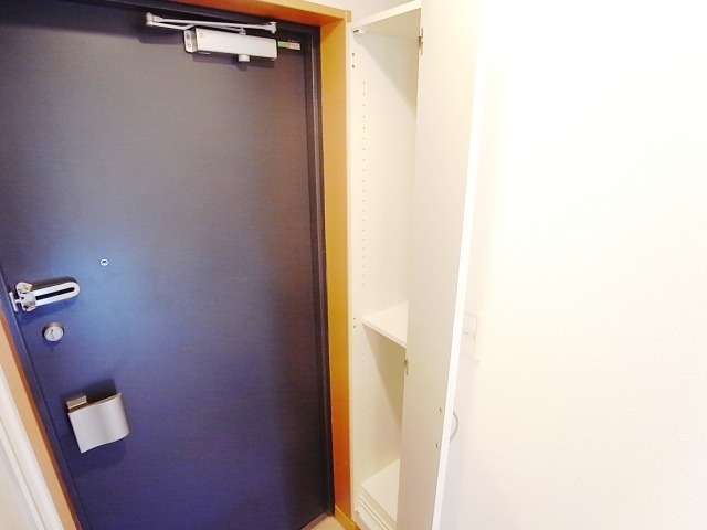 玄関　荷物があっても窮屈感を感じませんね