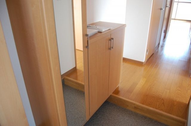 玄関　天井の高さまである靴箱
