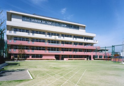 小学校　文京区立本郷小学校（小学校）まで247m
