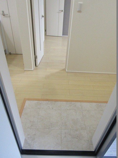 玄関　同一施工会社同一仕様写真