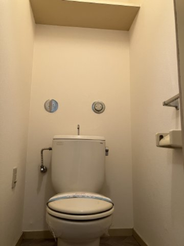 トイレ　別部屋のお写真です。参考程度にご覧ください。