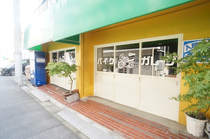その他共有部分　無駄な装飾がなくすっきりとした佇まいの建物外回り