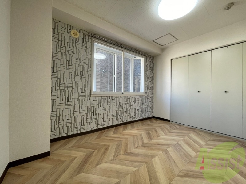 その他部屋・スペース　寝室はこちらです。光が差し込む、温かみのあるお部屋です。