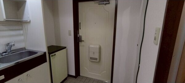 玄関　※写真は同じマンションの違う部屋のものになります。