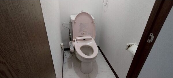 トイレ　※写真は同じマンションの違う部屋のものになります。