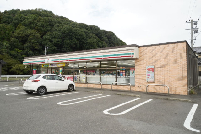 コンビニ　セブンイレブン嬉野大草野店（コンビニ）まで242m