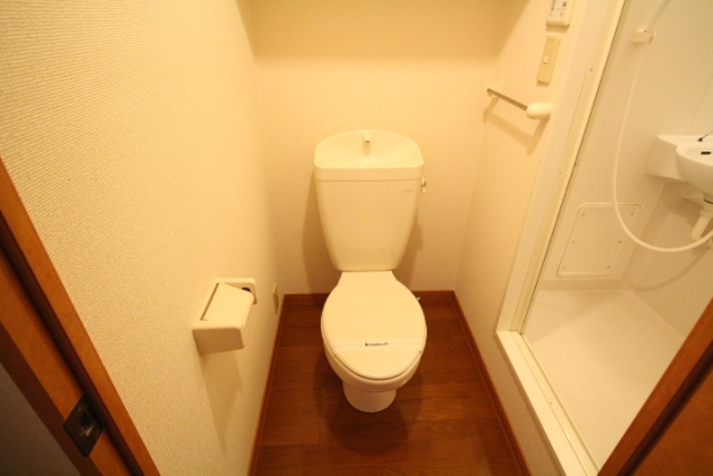 トイレ　写真は別号室のものです。