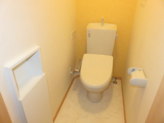トイレ　他のお部屋の参考写真となります。