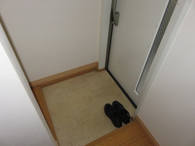 玄関　他のお部屋の参考写真となります。