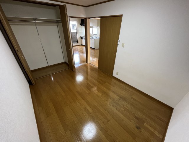 居室・リビング　床が落ち着いた色合いで綺麗です♪