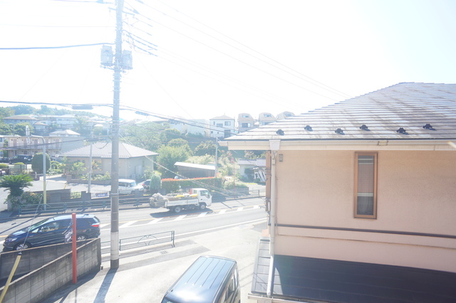 眺望　バルコニーからの景色です！圧迫感がないので暮らしやすい♪